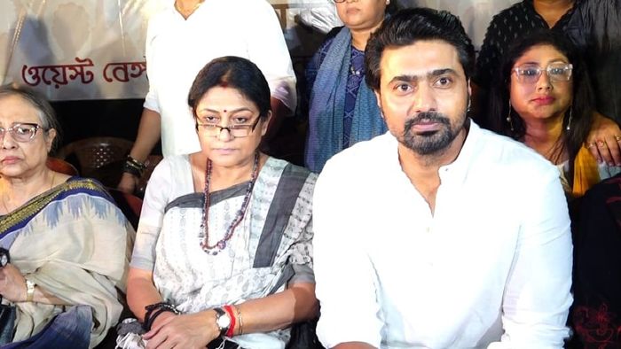 প্রতিবাদী মঞ্চে শামিল রূপা - দেব (ছবি: সংগৃহীত)