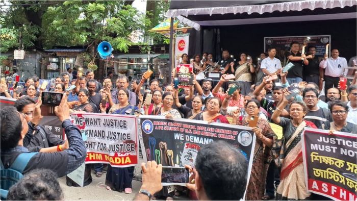 আরজি কর-কাণ্ডে পথে প্রধান শিক্ষকেরা। ফাইল ছবি