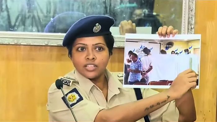 সাংবাদিক সম্মেলন করছেন ডিসি সেন্ট্রাল।