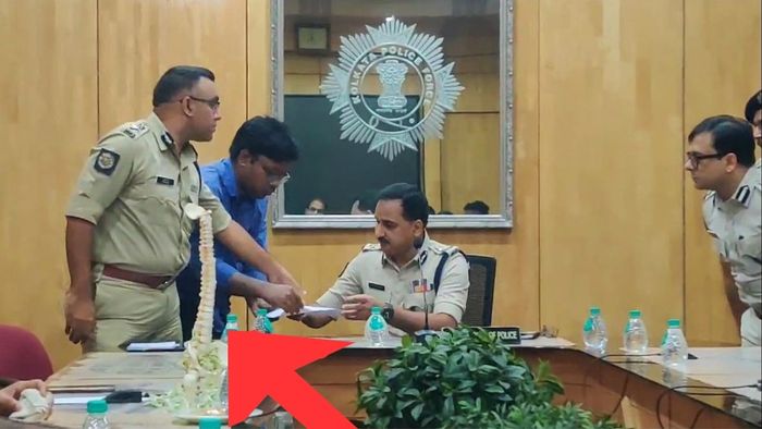 বিনীত গোয়েলকে প্রতীকী 'শিরদাঁড়া' উপহার