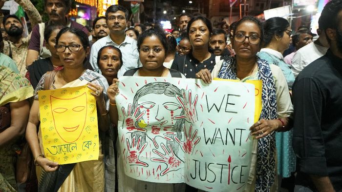 ধামাচাপা দিচ্ছে পুলিশ-কেন প্রমাণ লোপাটের চেষ্টা? মিছিল থেকে প্রশ্ন নির্যাতিতার পরিবারের