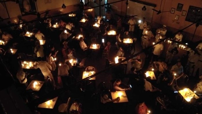 কফি হাউসে মোমবাতি জ্বালিয়ে প্রতিবাদ