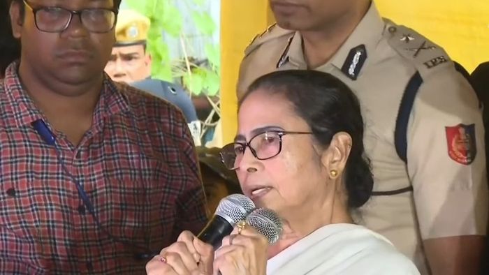 ধর্নামঞ্চে মমতা।