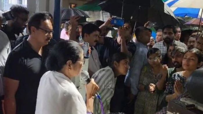 টানা ৩ ঘণ্টা টানাপোড়েনের পরও হল না মুখ্যমন্ত্রী-জুনিয়র চিকিৎসকদের বৈঠক