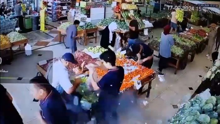 এক দোকানের সিসিটিভি ফুটেজে দেখা যাচ্ছে কীভাবে পেজার ব্লাস্ট হচ্ছে।