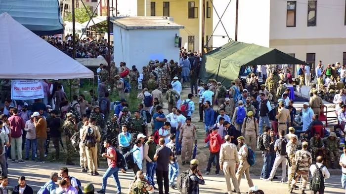 জম্মু ও কাশ্মীরে চলছে ভোটগ্রহণ।