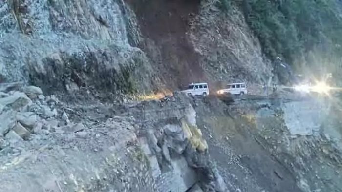 পর্যটনের কথা মাথায় রেখে ঝুঁকি নিয়ে খুলে দেওয়া হল শিলিগুড়ি-সিকিম জাতীয় সড়ক