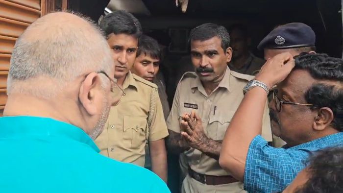 চন্দ্রনাথ সিনহা এবং বিকাশ রায় চৌধুরীকে ঢুকতে দেওয়া হল না।-ভিডিও থেকে