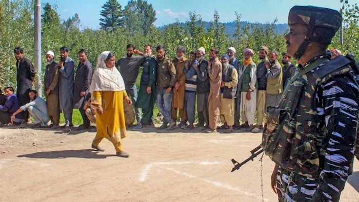 জম্মু ও কাশ্মীরে চলছে দ্বিতীয় দফার ভোট।