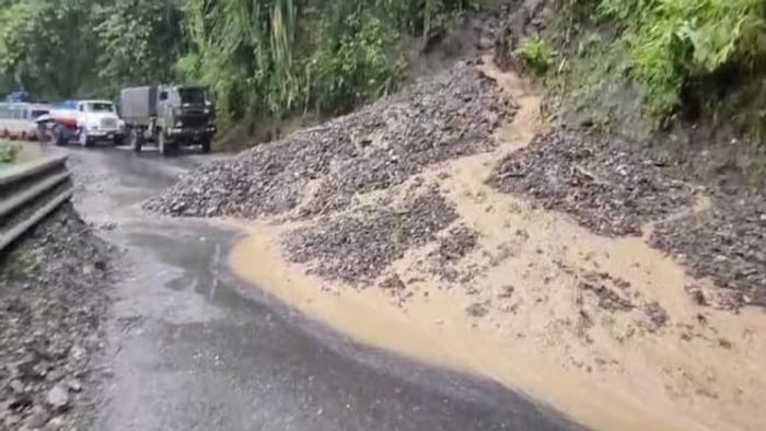 পুজোর আগে পাহাড়ে পর্যটনে আশঙ্কা, মাথাব্যথার নাম ১০ নম্বর জাতীয় সড়ক