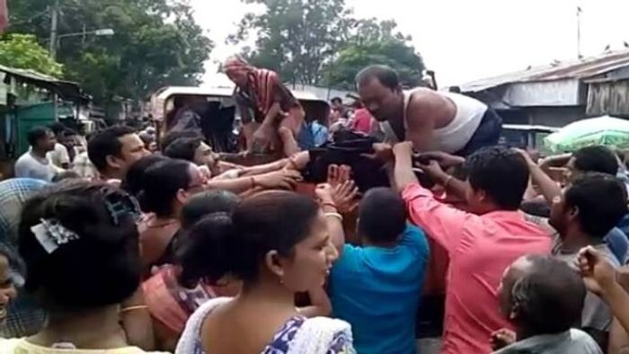 ফিরহাদের নিয়ে যাওয়া ত্রাণ লুঠ, মালদার মানিকচকে উত্তেজনা