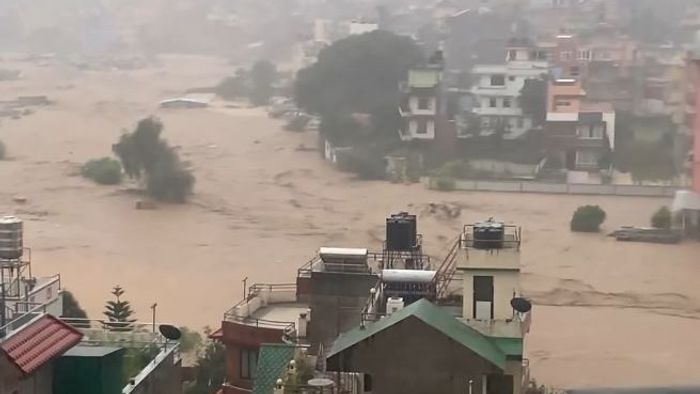 বন্যা-ধসে বিপর্যস্ত নেপালে মৃতের সংখ্যা ছাড়াল ১০০, নিখোঁজ অনেক