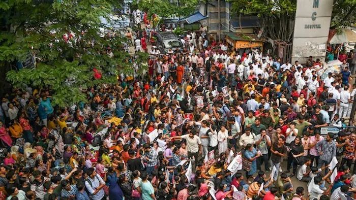 'শোক নয় দ্রোহ চাই, মশাল হাতে ফের কলকাতার রাস্তায় চিকিৎসকরা