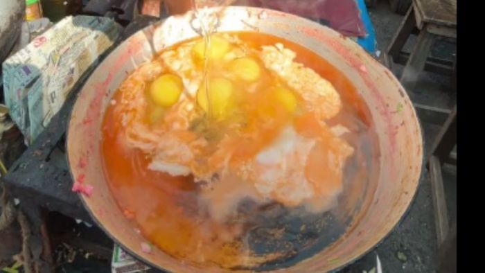 কলকাতার রাস্তায় বিক্রি হচ্ছে 'কোল্ড ড্রিংক অমলেট', রেসিপি দেখলে মাথা বন বন করে ঘুরবে