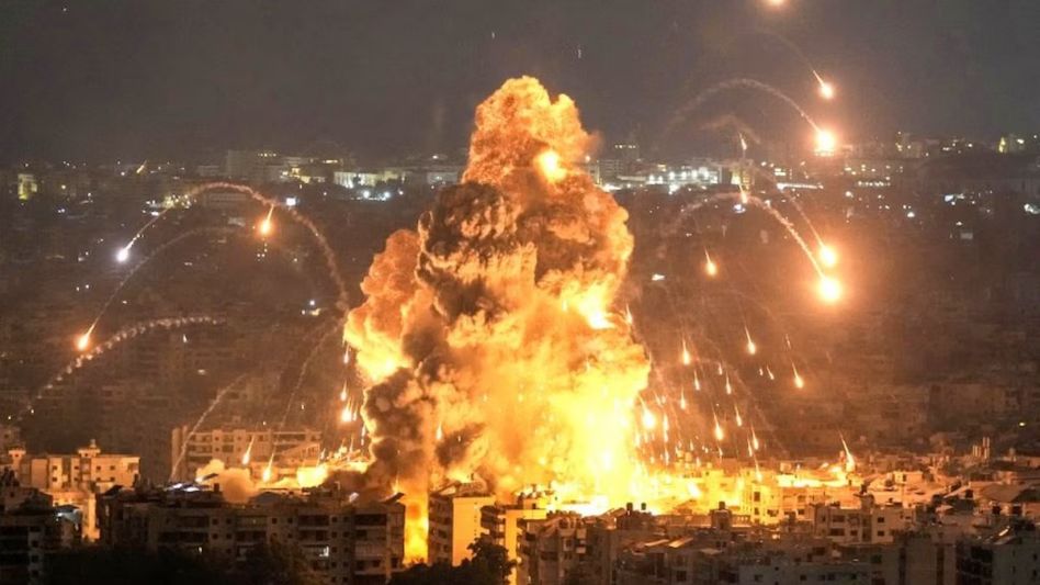 Ofitsiantni qattiq sikishdi Plyajdagi hojatxonada yashirin kamera va