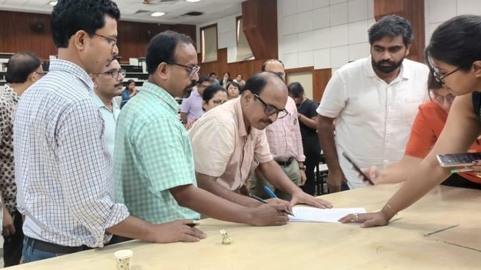 উত্তরবঙ্গ মেডিক্যালেও ডাক্তারদের গণ-ইস্তফা, আন্দোলনের আঁচ দ্রুত ছড়াচ্ছে