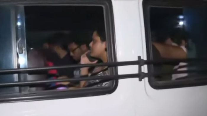 বাসে উঠছেন জুনিয়র ডাক্তাররা।