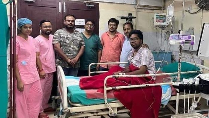 সিসিইউতে ভর্তি রয়েছেন অনিকেত।-ফাইল ছবি