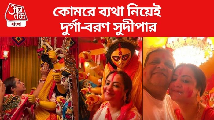 মাকে বরণ করছেন সুদীপা