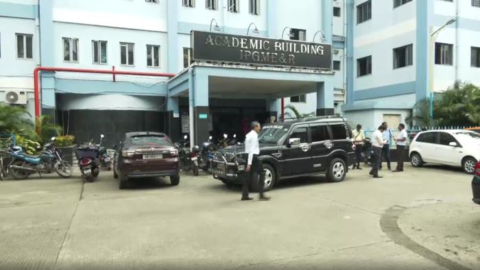 SSKM-এ হকিস্টিক-উইকেট নিয়ে তাণ্ডব, রক্তও ঝরল