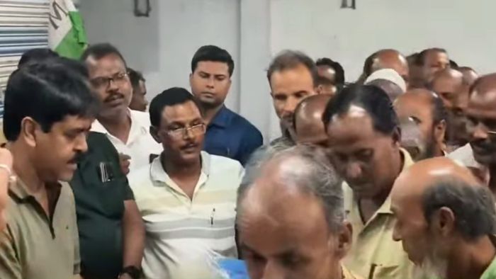 টাক-সংবর্ধনা দিচ্ছেন শওকত মোল্লা।-ভিডিওর ছবি