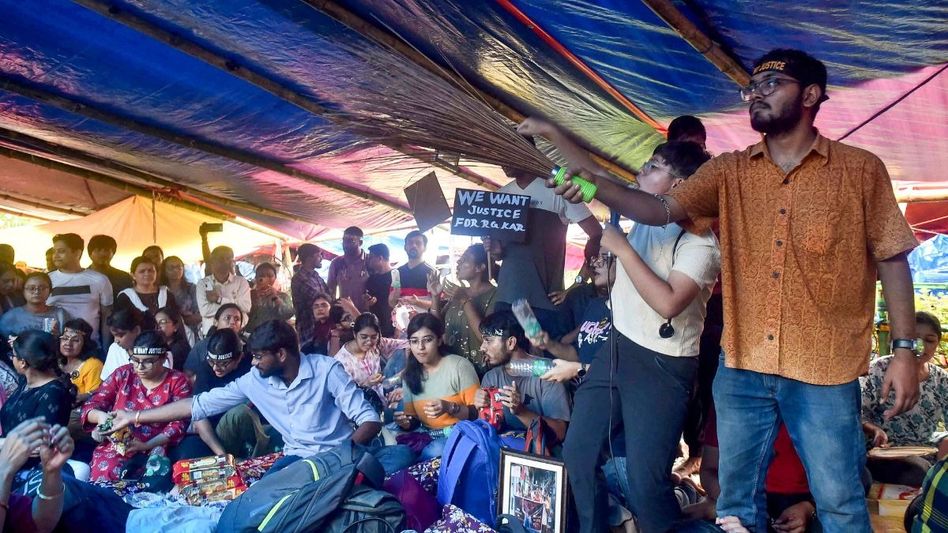 'সরকারি-বেসরকারি সব জায়গায় ধর্মঘট, দায় মুখ্যমন্ত্রীর', সময় বেঁধে দিলেন জুনিয়র ডাক্তাররা 'সরকারি-বেসরকারি সব জায়গায় ধর্মঘট, দায় মুখ্যমন্ত্রীর', সময় বেঁধে দিলেন জুনিয়র ডাক্তাররা