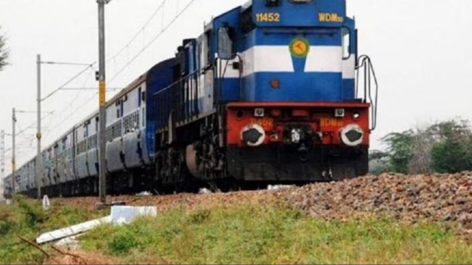 ঘূর্ণিঝড় 'দানা'-র আশঙ্কায় হাওড়া থেকে বাতিল বহু ট্রেন, রইল তালিকা ঘূর্ণিঝড় 'দানা'-র আশঙ্কায় হাওড়া থেকে বাতিল বহু ট্রেন, রইল তালিকা