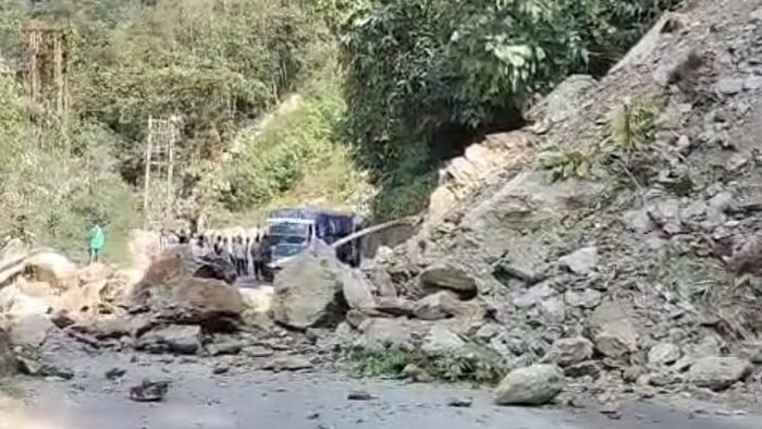 ফের ধস ১০ নম্বর জাতীয় সড়কে, শিলিগুড়ি-সিকিম যোগাযোগ ফের বিচ্ছিন্ন