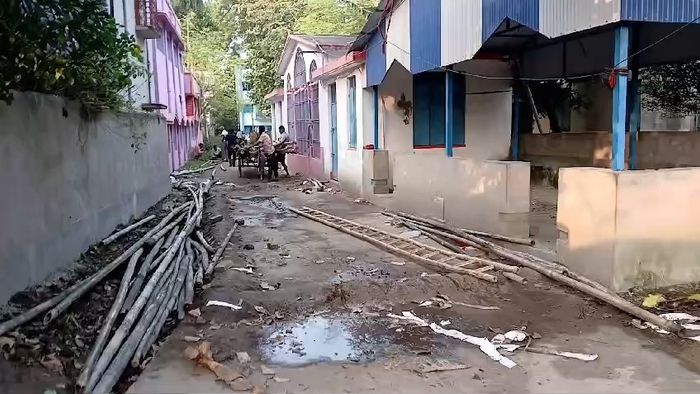 খুলে ফেলা হল মণ্ডপ।