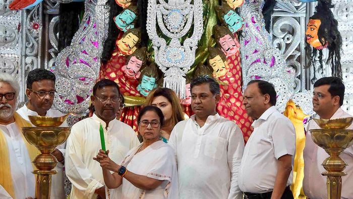 নিজের নির্বাচনী কেন্দ্রে কালীপুজোর উদ্বোধনে গিয়ে ভোট না-পাওয়া নিয়ে অসন্তোষ স্পষ্ট করলেন মুখ্যমন্ত্রী মমতা বন্দ্যোপাধ্যায়