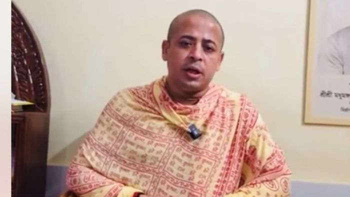 বাংলাদেশে হিন্দুদের সঙ্গে হচ্ছেটা কী? পুণ্ডরীক ধামের অধ্যক্ষ চিন্ময় দাসের বিরুদ্ধে রাষ্ট্রদ্রোহের মামলা