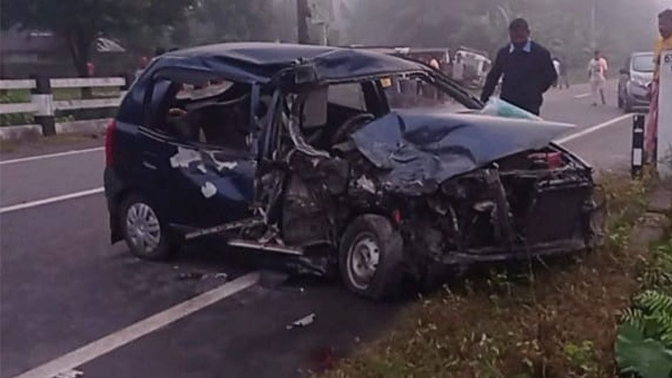 দীপাবলির সকালে দুর্ঘটনা, ডুয়ার্সে দু'টি গাড়ির মুখোমুখি সংঘর্ষে মৃত ৩; জখম ২ দীপাবলির সকালে দুর্ঘটনা, ডুয়ার্সে দু'টি গাড়ির মুখোমুখি সংঘর্ষে মৃত ৩; জখম ২