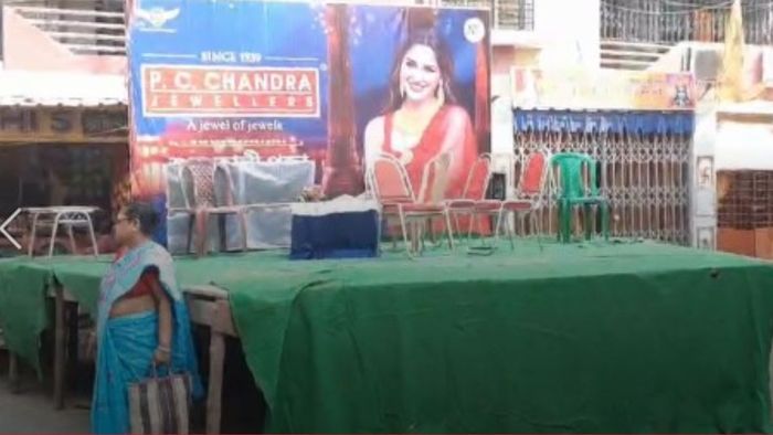 উত্তরপাড়ার ব্যস্ত রাস্তার মোড়জুড়ে কালীপুজোর জলসা-র মঞ্চ, তীব্র যানজট, ক্ষোভ