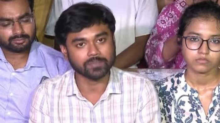 সাংবাদিক বৈঠকে দেবাশিস হালদাররা।