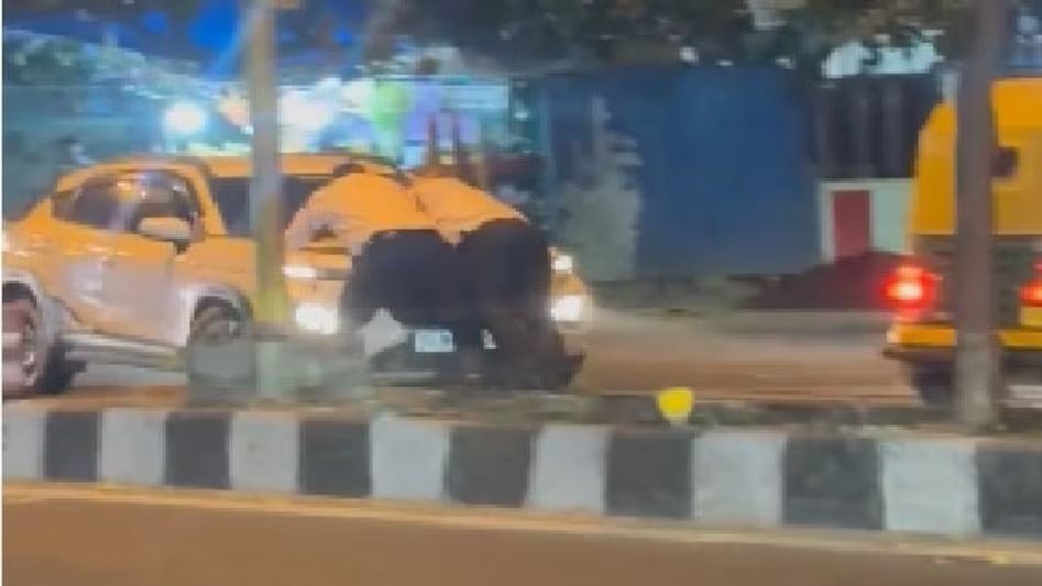   ২ ট্রাফিক পুলিশকে  বনেটে ঝুলিয়ে চলছে গাড়ি