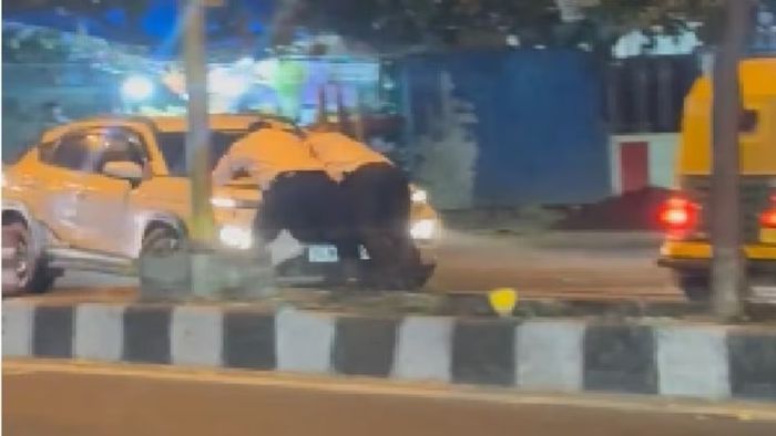 ২ ট্রাফিক পুলিশকে বনেটে ঝুলিয়ে চলছে গাড়ি