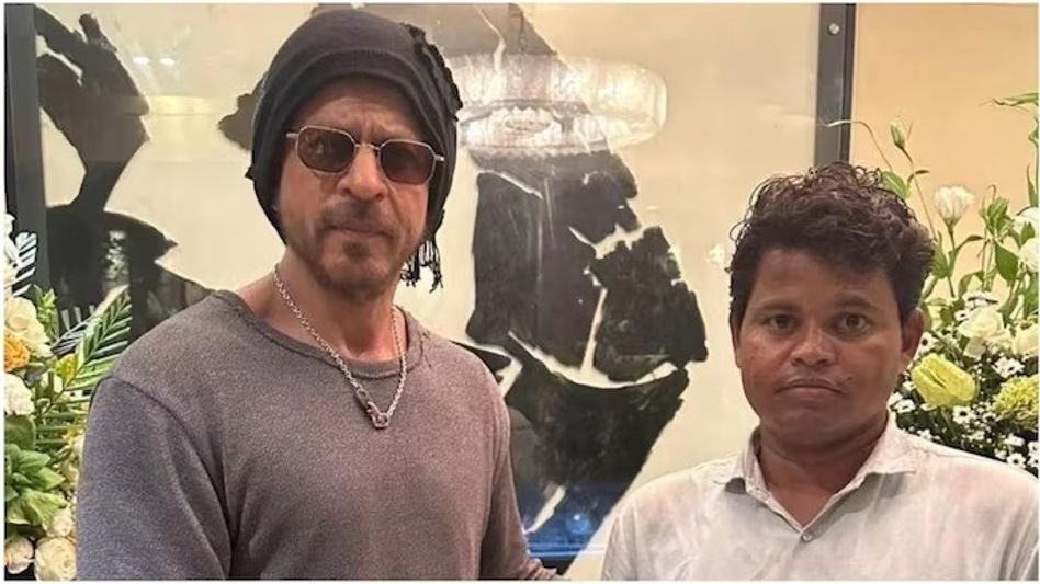 দেখা করার জন্য 'মন্নত' এর বাইরে ৯৬ দিন অপেক্ষা, সেই ফ্যানের সঙ্গে সাক্ষাৎ করলেন শাহরুখ  দেখা করার জন্য 'মন্নত' এর বাইরে ৯৬ দিন অপেক্ষা, সেই ফ্যানের সঙ্গে সাক্ষাৎ করলেন শাহরুখ
