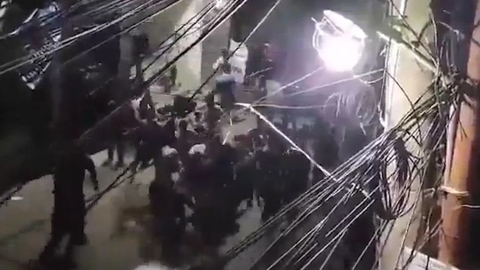 বাংলাদেশে বেছে বেছে হিন্দুদেরই টার্গেট? চট্টগ্রামে ব্যাপক মারধর নিরাপত্তা বাহিনীর, পরিস্থিতি শোচনীয় বাংলাদেশে বেছে বেছে হিন্দুদেরই টার্গেট? চট্টগ্রামে ব্যাপক মারধর নিরাপত্তা বাহিনীর, পরিস্থিতি শোচনীয়