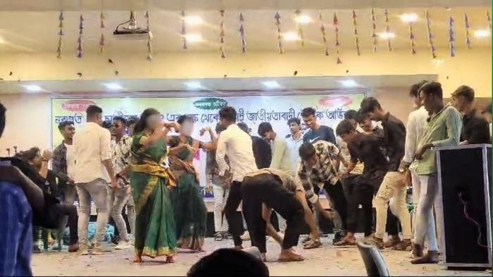 ছাত্রীরা নাচছে-টাকা ওড়াচ্ছে ছাত্ররা, নানুর কলেজের নবীনবরণের ভিডিও ভাইরাল