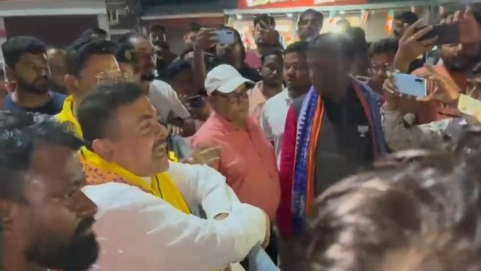 মাদারিহাট বিধানসভার বিজেপি প্রার্থী রাহুল লোহারের সমর্থনে নির্বাচনী প্রচারে গিয়েছিলেন রাজ্যের বিরোধী দলনেতা শুভেন্দু অধিকারী