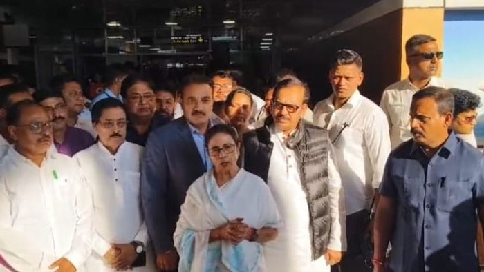 বাগডোগরা বিমানবন্দরে সংবাদমাধ্যমের মুখোমুখি মমতা