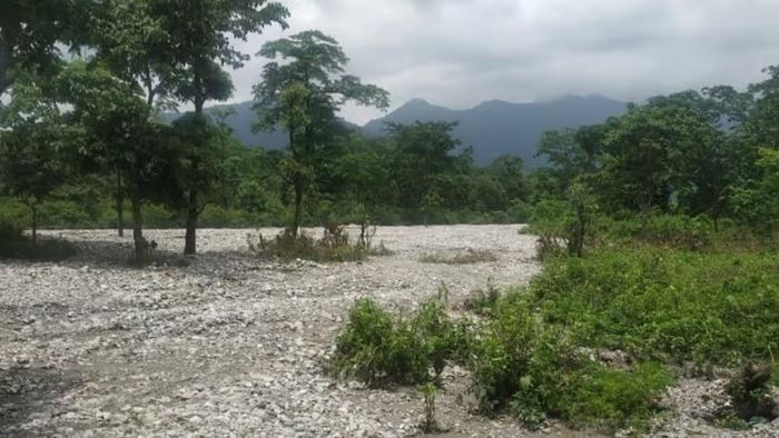 সারা বছরের এমন নিরীহ নদীই বর্ষায় হয়ে ওঠে ভয়ঙ্কর। ফাইল ছবি