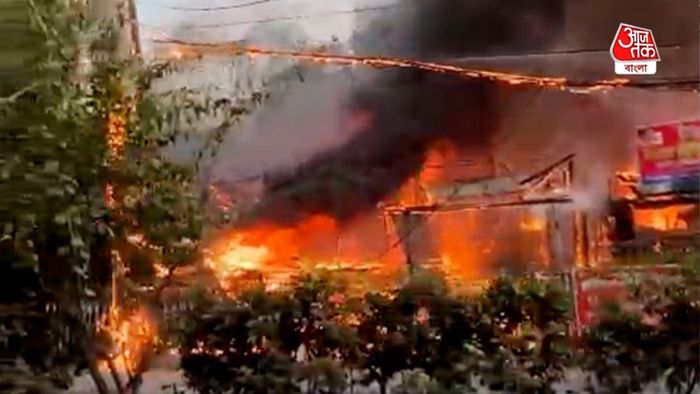 লর্ডস মোড়ে বাজারে বিধ্বংসী আগুন, একাধিক ইঞ্জিন ঘটনাস্থলে