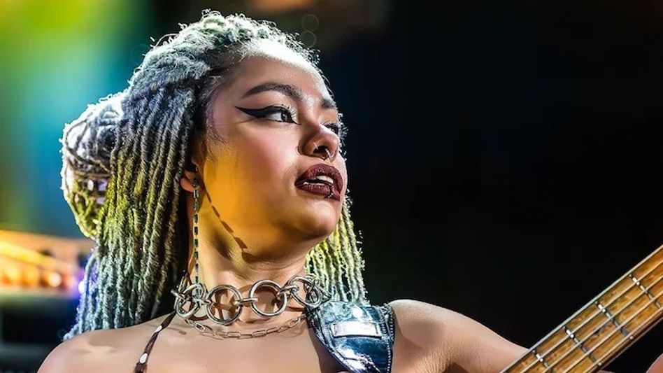 ডিভোর্স মোহিনীরও, রহমানের অর্কেস্ট্রার এই বাঙালি মেয়ে দেশের অন্যতম সেরা বেস গিটারিস্ট ডিভোর্স মোহিনীরও, রহমানের অর্কেস্ট্রার এই বাঙালি মেয়ে দেশের অন্যতম সেরা বেস গিটারিস্ট