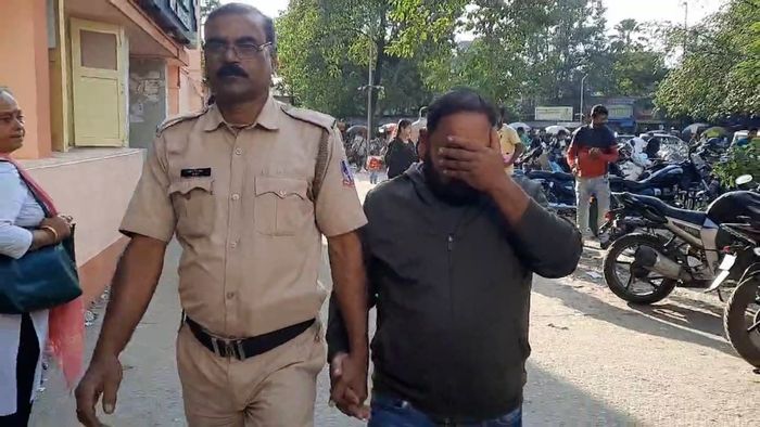 গ্রেফতার অভিযুক্ত।