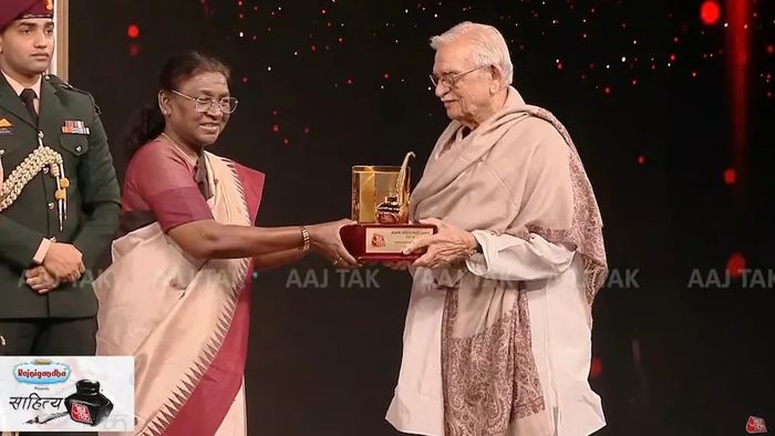 গুলজারকে সম্মানিত করলেন রাষ্ট্রপতি।