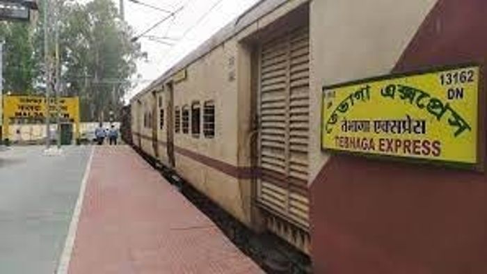ওভারহেড তার ছিঁড়ে বিপত্তি, ৩ ঘণ্টা দাঁড়িয়ে রইল বালুরঘাট-কলকাতা তেভাগা এক্সপ্রেস
