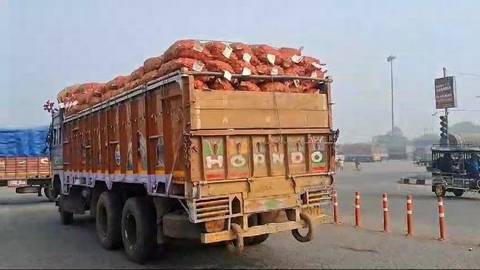 বাংলার আলুতে হাত নয়! সীমানায় একের পর এক আলু বোঝাই লরি আটকাল পুলিশ