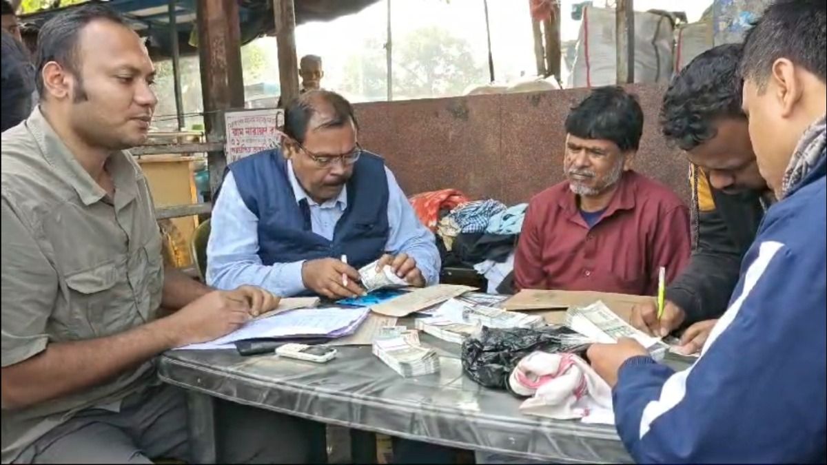 টাকা গুনছেন আধিকারিকরা।