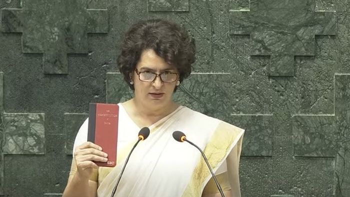 এবার প্রিয়াঙ্কাও MP, গোটা গান্ধী পরিবারই এখন পার্লামেন্টে, লোকসভায় সেই মুহূর্ত